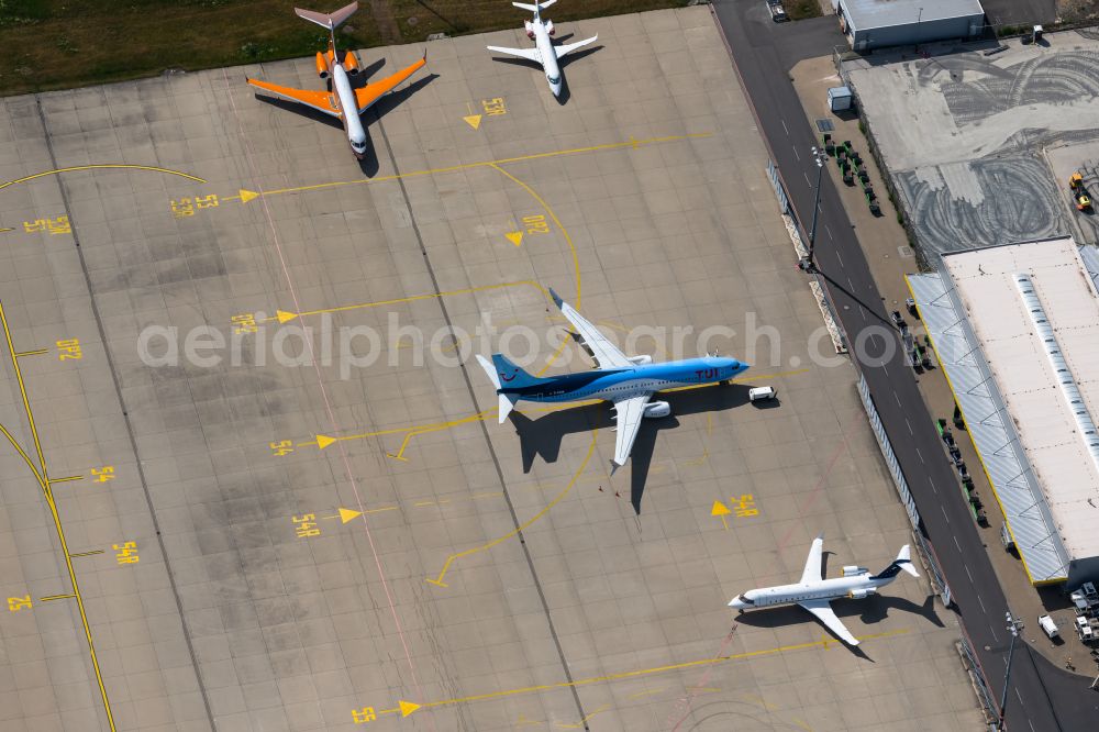 Aerial photograph Langenhagen - Dispatch building and terminals on the premises of the airport Flughafen Hannover on Flughafenstrasse on street Nordstrasse in Langenhagen in the state Lower Saxony, Germany