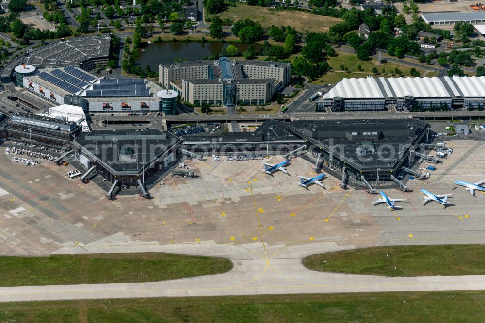 Aerial photograph Langenhagen - Dispatch building and terminals on the premises of the airport Flughafen Hannover on Flughafenstrasse on street Nordstrasse in Langenhagen in the state Lower Saxony, Germany