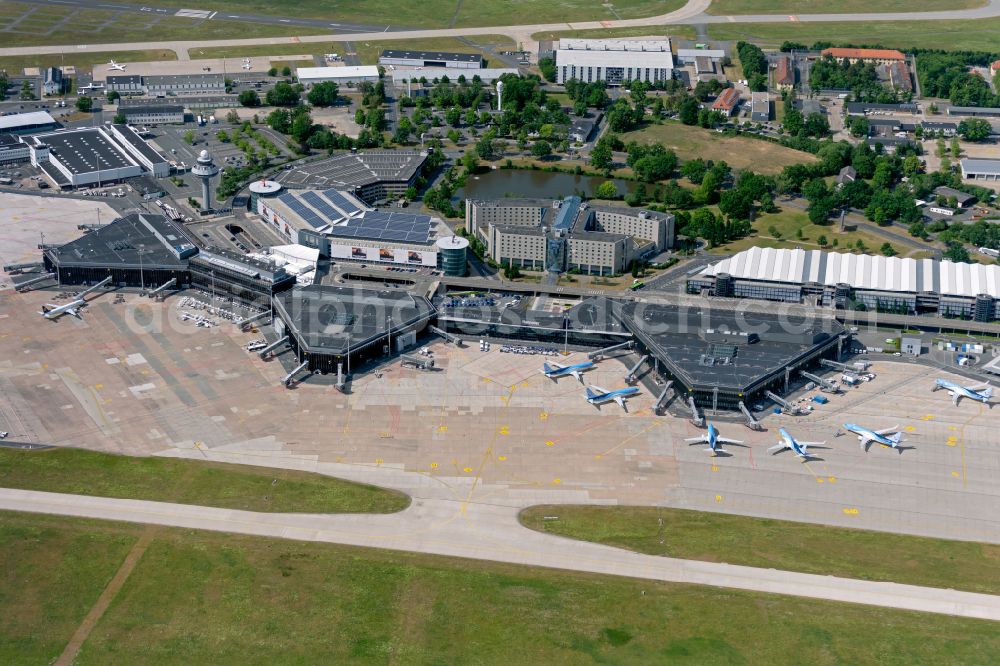 Langenhagen from above - Dispatch building and terminals on the premises of the airport Flughafen Hannover on Flughafenstrasse on street Nordstrasse in Langenhagen in the state Lower Saxony, Germany