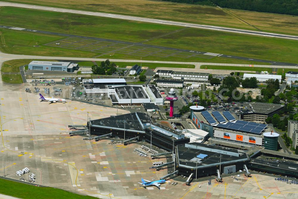 Aerial photograph Langenhagen - Dispatch building and terminals on the premises of the airport Flughafen Hannover on Flughafenstrasse on street Nordstrasse in Langenhagen in the state Lower Saxony, Germany