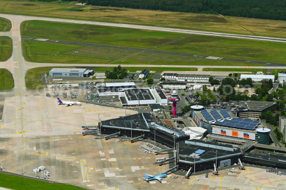 Langenhagen from above - Dispatch building and terminals on the premises of the airport Flughafen Hannover on Flughafenstrasse on street Nordstrasse in Langenhagen in the state Lower Saxony, Germany