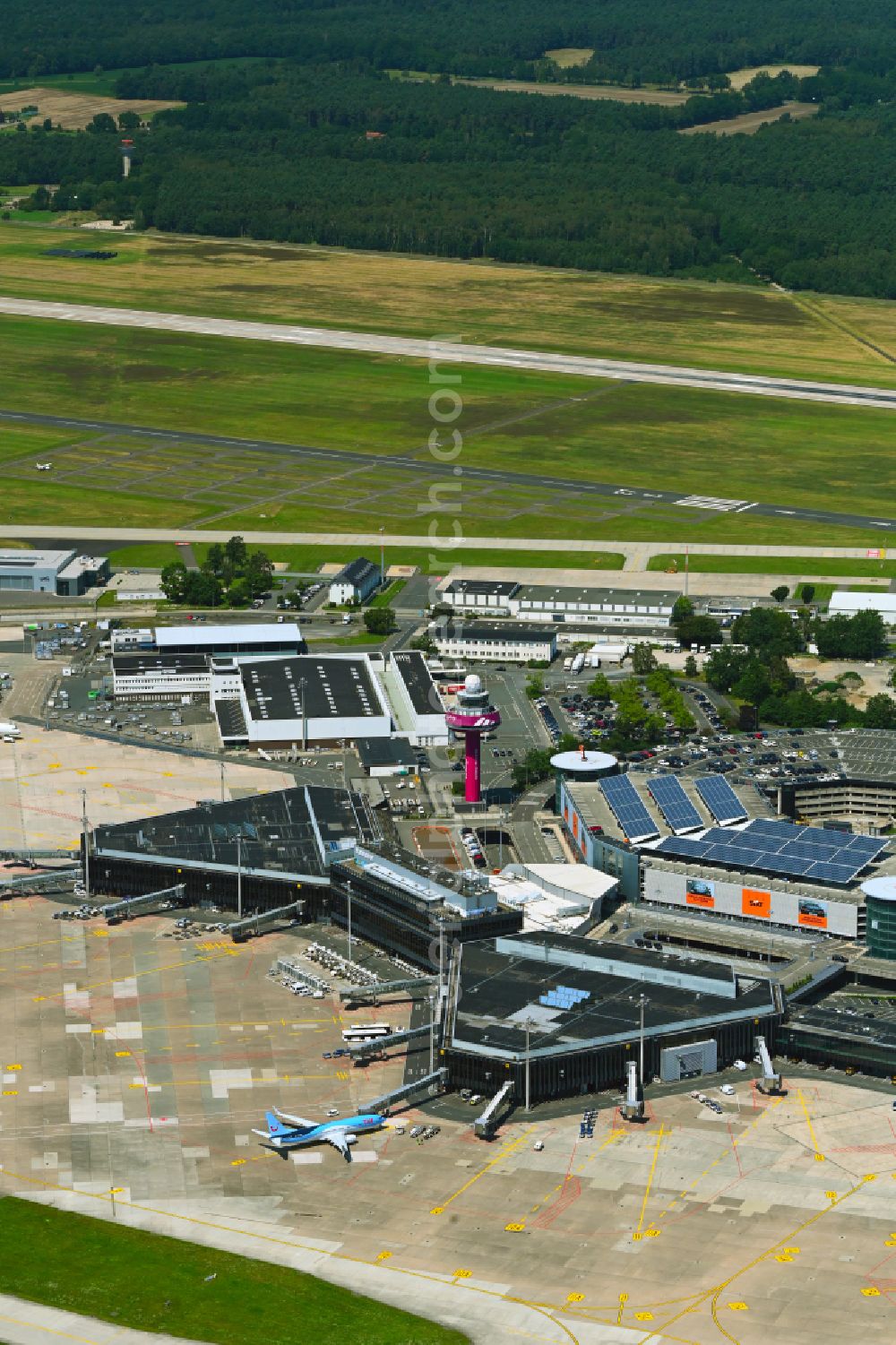 Langenhagen from the bird's eye view: Dispatch building and terminals on the premises of the airport Flughafen Hannover on Flughafenstrasse on street Nordstrasse in Langenhagen in the state Lower Saxony, Germany