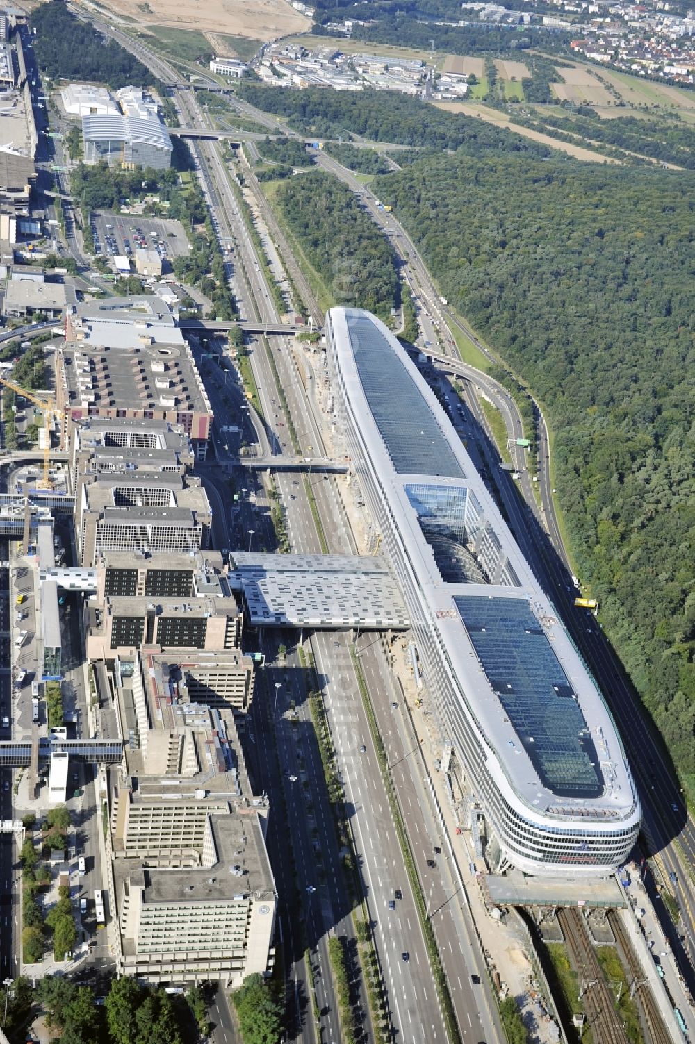 Aerial photograph Frankfurt am Main - Dispatch building and terminals on the premises of the airport ... in Frankfurt in the state Hesse, Germany