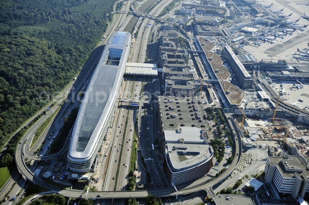 Aerial photograph Frankfurt am Main - Dispatch building and terminals on the premises of the airport ... in Frankfurt in the state Hesse, Germany