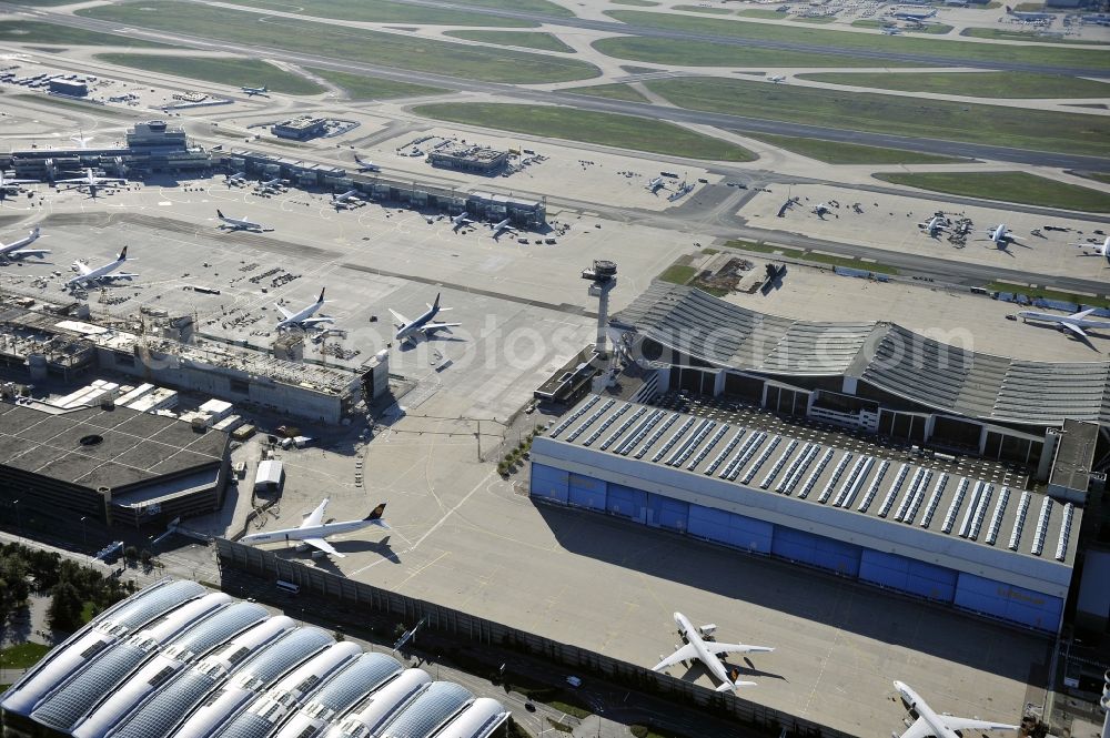 Aerial image Frankfurt am Main - Dispatch building and terminals on the premises of the airport ... in Frankfurt in the state Hesse, Germany