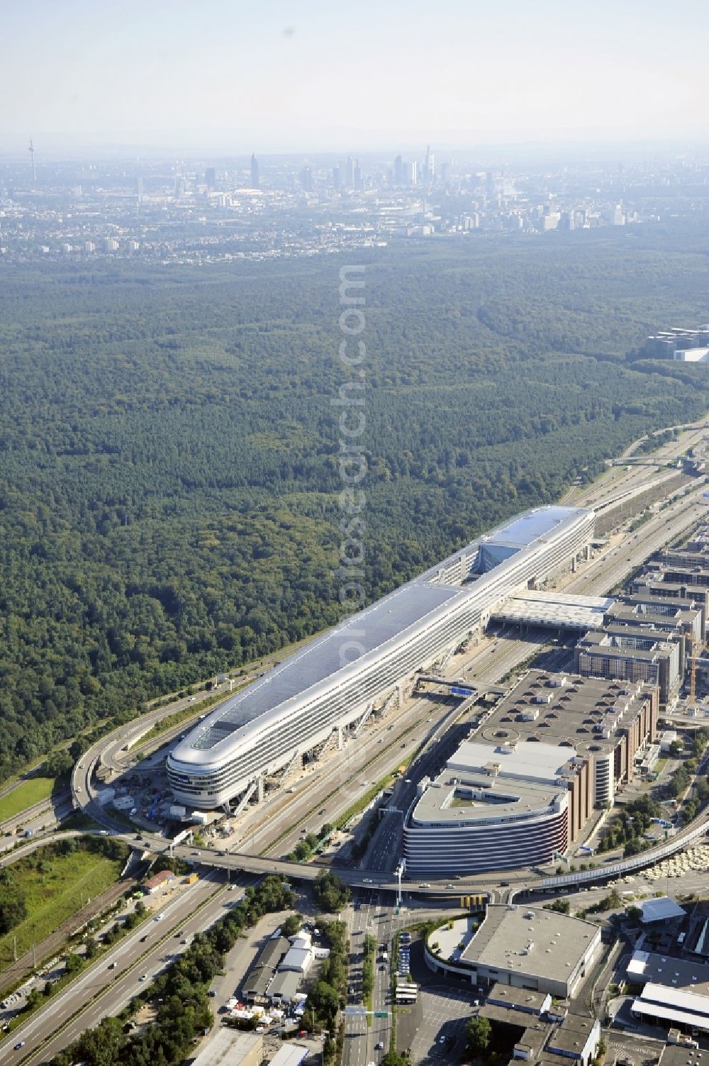 Aerial image Frankfurt am Main - Dispatch building and terminals on the premises of the airport ... in Frankfurt in the state Hesse, Germany