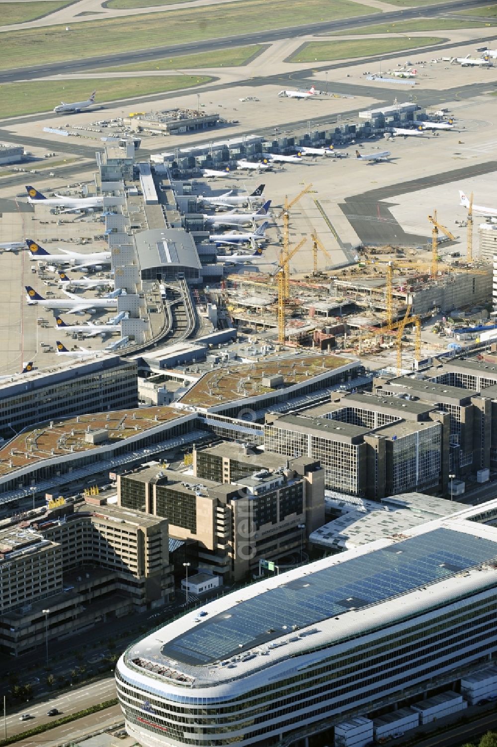 Frankfurt am Main from above - Dispatch building and terminals on the premises of the airport ... in Frankfurt in the state Hesse, Germany