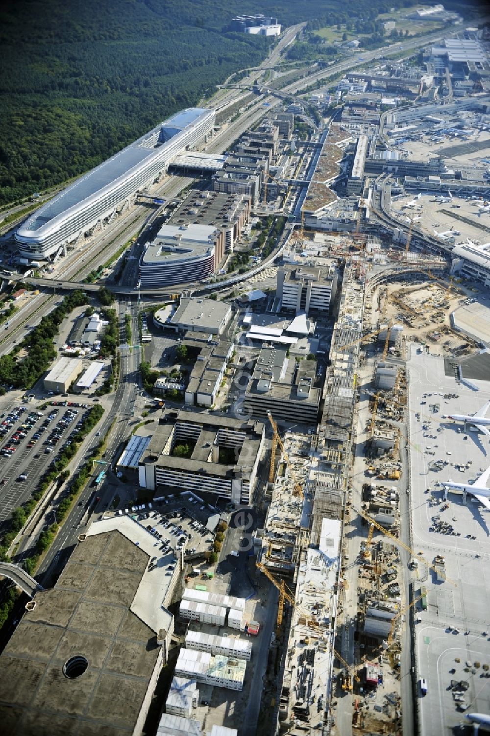 Aerial image Frankfurt am Main - Dispatch building and terminals on the premises of the airport ... in Frankfurt in the state Hesse, Germany