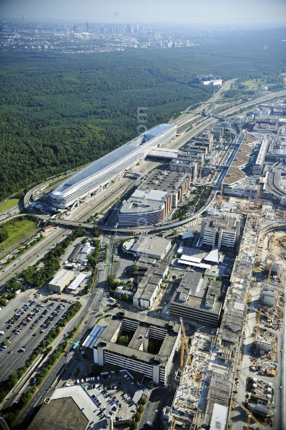 Aerial photograph Frankfurt am Main - Dispatch building and terminals on the premises of the airport ... in Frankfurt in the state Hesse, Germany