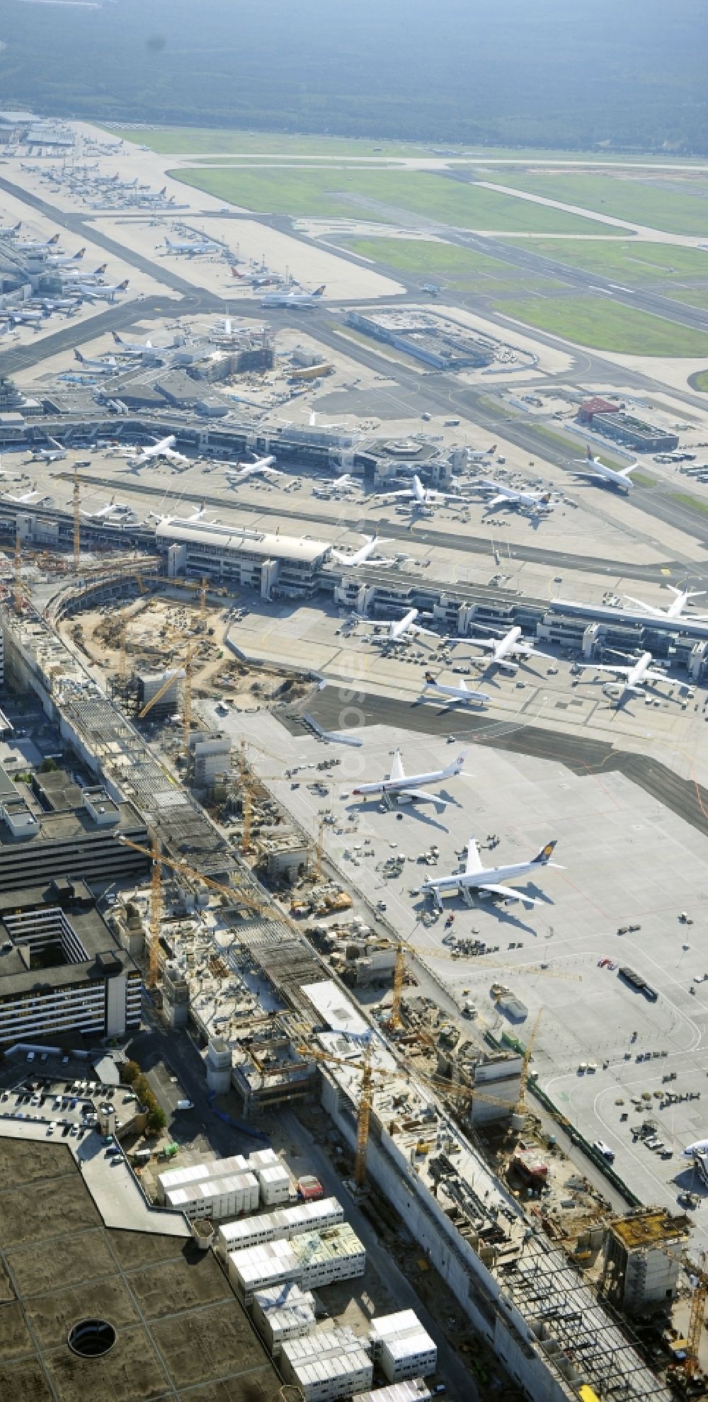 Aerial image Frankfurt am Main - Dispatch building and terminals on the premises of the airport ... in Frankfurt in the state Hesse, Germany