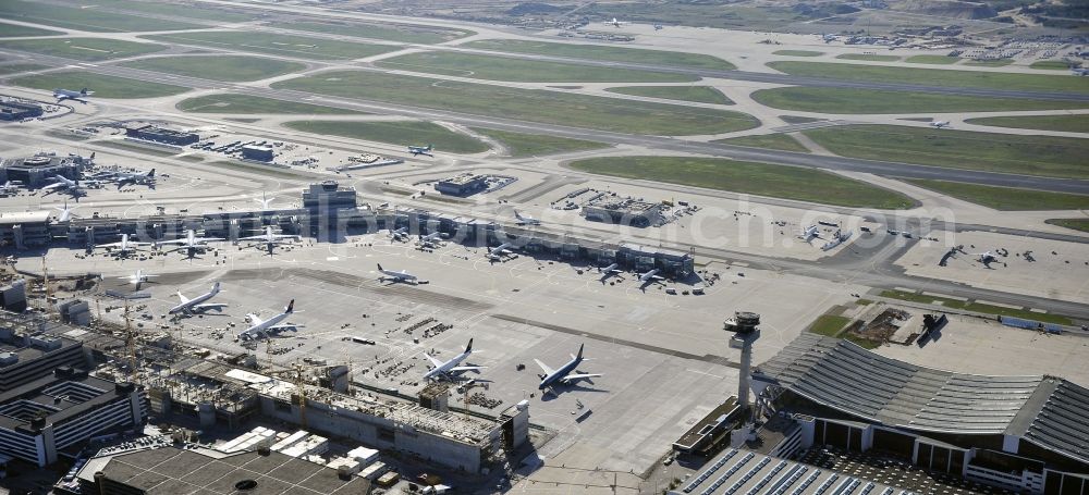 Frankfurt am Main from above - Dispatch building and terminals on the premises of the airport ... in Frankfurt in the state Hesse, Germany