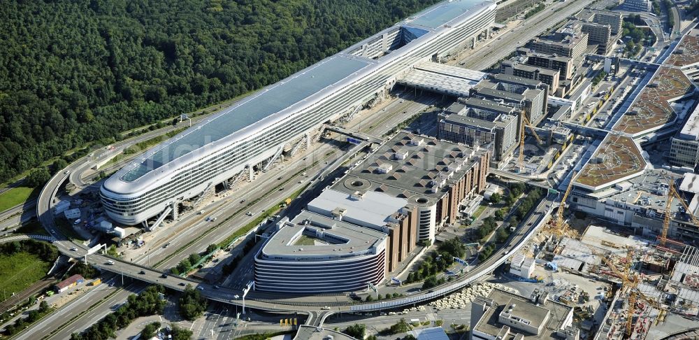 Aerial image Frankfurt am Main - Dispatch building and terminals on the premises of the airport ... in Frankfurt in the state Hesse, Germany