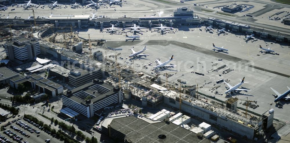 Aerial photograph Frankfurt am Main - Dispatch building and terminals on the premises of the airport ... in Frankfurt in the state Hesse, Germany