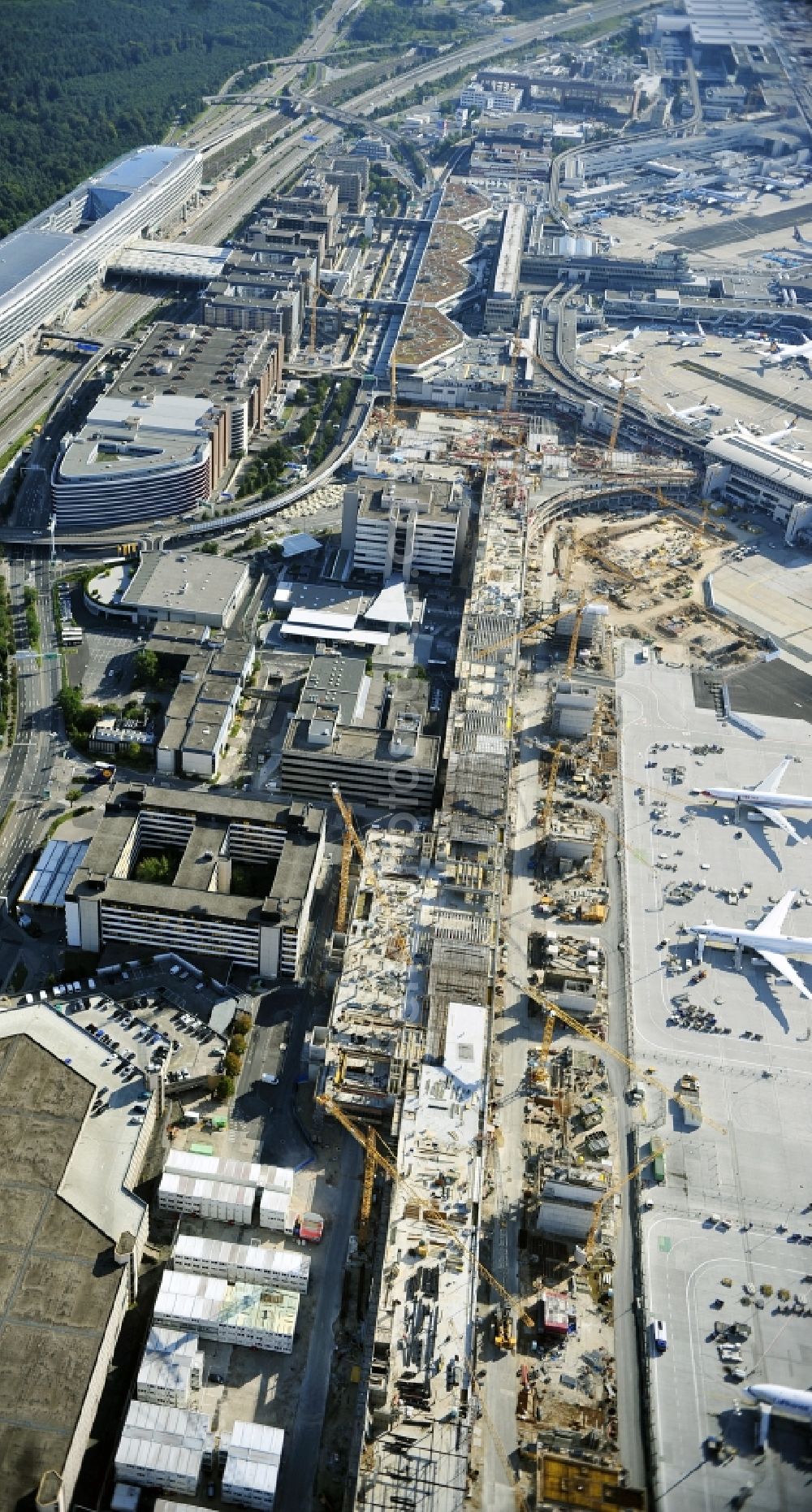 Aerial image Frankfurt am Main - Dispatch building and terminals on the premises of the airport ... in Frankfurt in the state Hesse, Germany