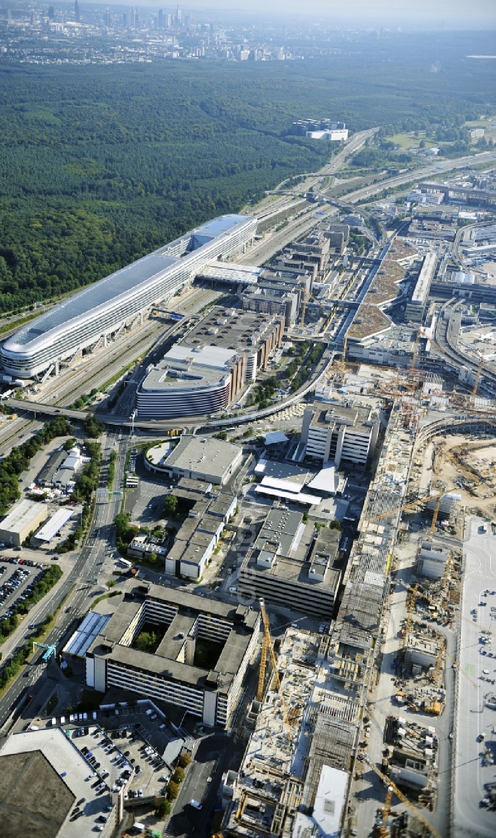 Aerial photograph Frankfurt am Main - Dispatch building and terminals on the premises of the airport ... in Frankfurt in the state Hesse, Germany