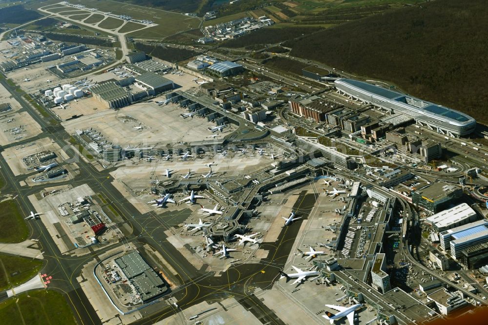 Frankfurt am Main from the bird's eye view: Dispatch building and terminals on the premises of the airport fraPort and Businesscenter The Squaire in Frankfurt in the state Hesse, Germany