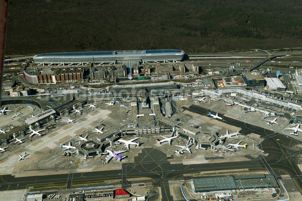 Aerial photograph Frankfurt am Main - Dispatch building and terminals on the premises of the airport fraPort and Businesscenter The Squaire in Frankfurt in the state Hesse, Germany