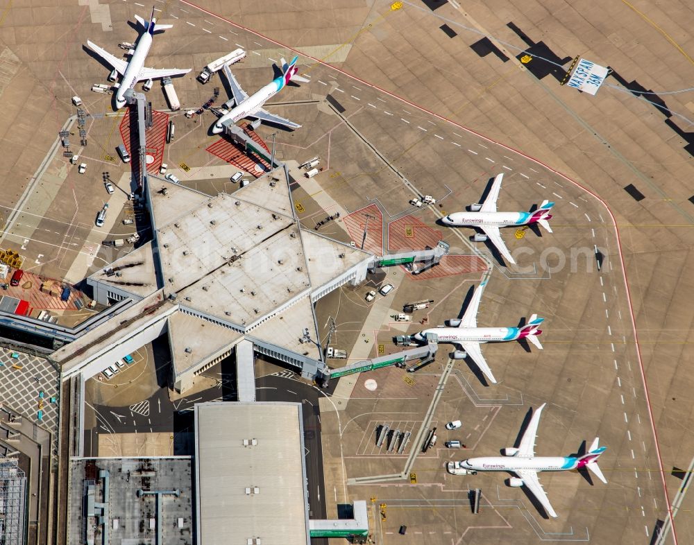 Köln from the bird's eye view: Dispatch building and terminals on the premises of the airport Koeln Bonn Airport in the district Grengel in Cologne in the state North Rhine-Westphalia, Germany