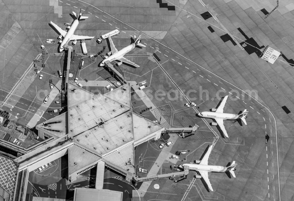 Aerial image Köln - Dispatch building and terminals on the premises of the airport Koeln Bonn Airport in the district Grengel in Cologne in the state North Rhine-Westphalia, Germany