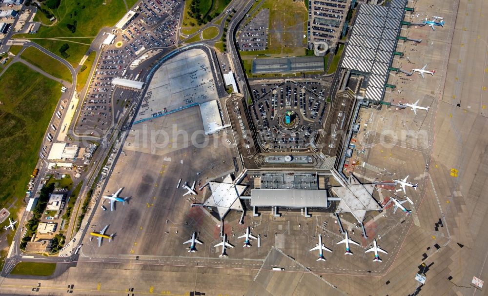 Aerial image Köln - Dispatch building and terminals on the premises of the airport Koeln Bonn Airport in the district Grengel in Cologne in the state North Rhine-Westphalia, Germany