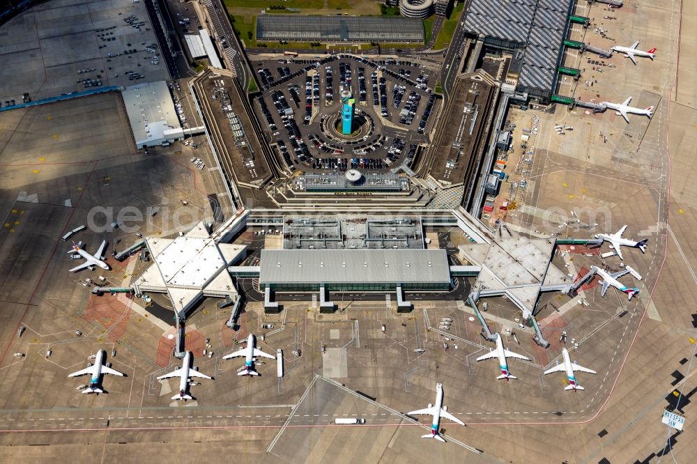 Aerial photograph Köln - Dispatch building and terminals on the premises of the airport Koeln Bonn Airport in the district Grengel in Cologne in the state North Rhine-Westphalia, Germany