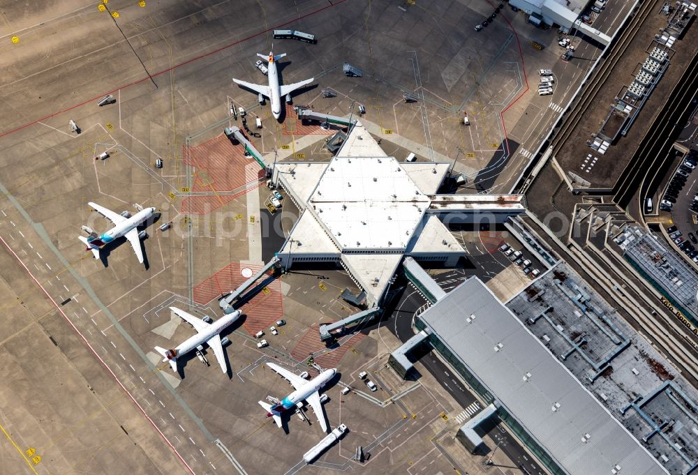 Köln from the bird's eye view: Dispatch building and terminals on the premises of the airport Koeln Bonn Airport in the district Grengel in Cologne in the state North Rhine-Westphalia, Germany