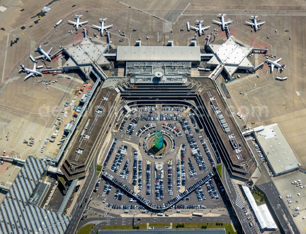 Aerial photograph Köln - Dispatch building and terminals on the premises of the airport Koeln Bonn Airport in the district Grengel in Cologne in the state North Rhine-Westphalia, Germany