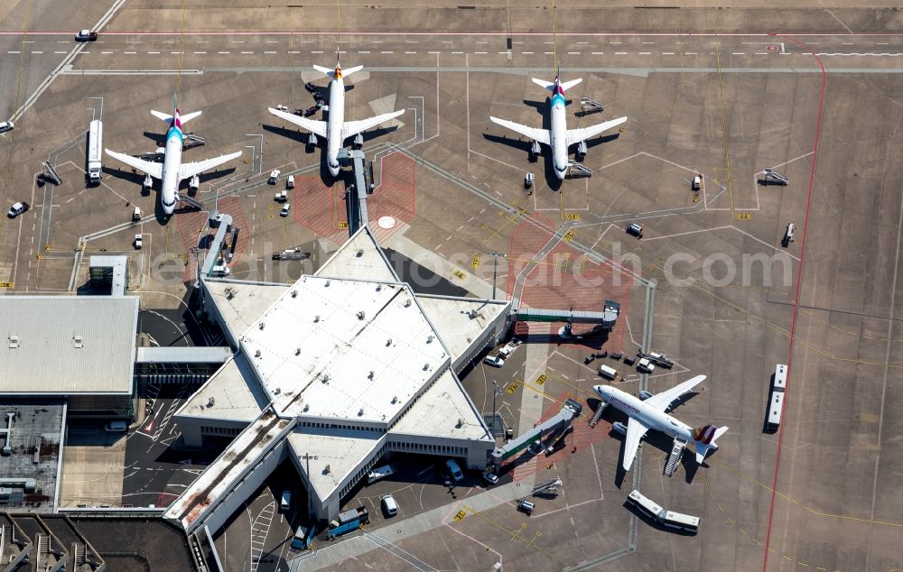 Köln from the bird's eye view: Dispatch building and terminals on the premises of the airport Koeln Bonn Airport in the district Grengel in Cologne in the state North Rhine-Westphalia, Germany