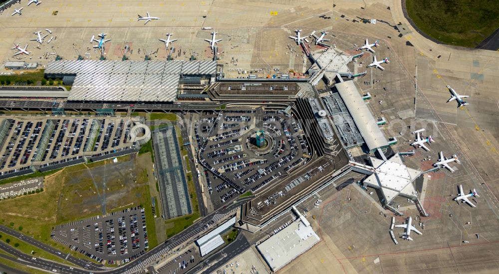 Aerial image Köln - Dispatch building and terminals on the premises of the airport Koeln Bonn Airport in the district Grengel in Cologne in the state North Rhine-Westphalia, Germany