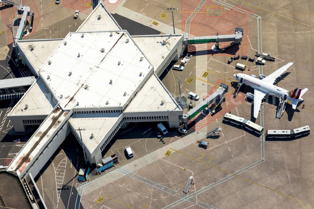 Köln from the bird's eye view: Dispatch building and terminals on the premises of the airport Koeln Bonn Airport in the district Grengel in Cologne in the state North Rhine-Westphalia, Germany