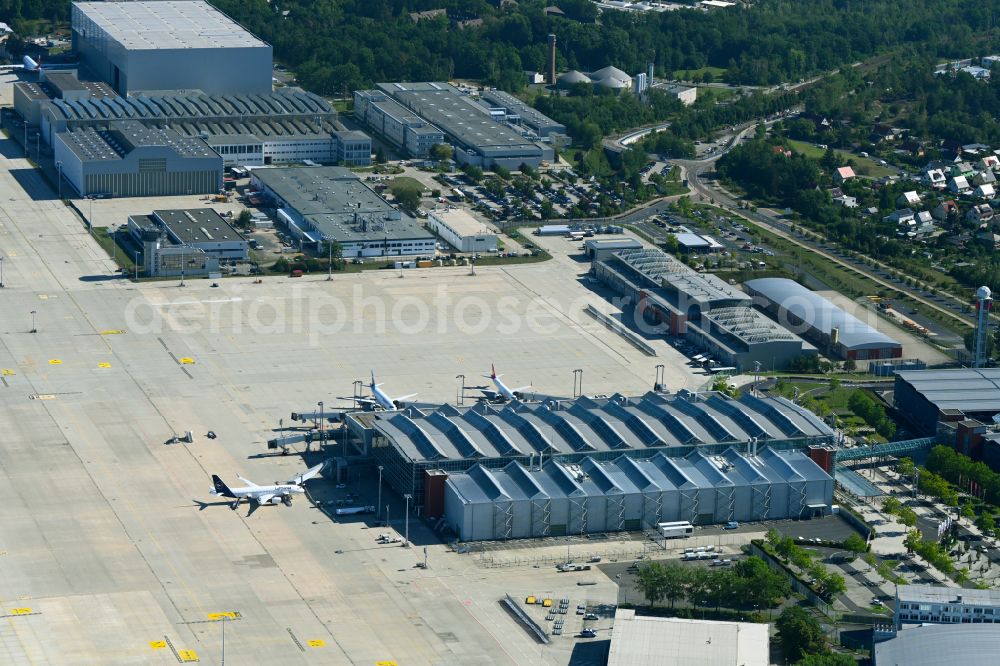 Aerial photograph Dresden - Dispatch building and terminals on the premises of the airport in the district Klotzsche in Dresden in the state Saxony, Germany