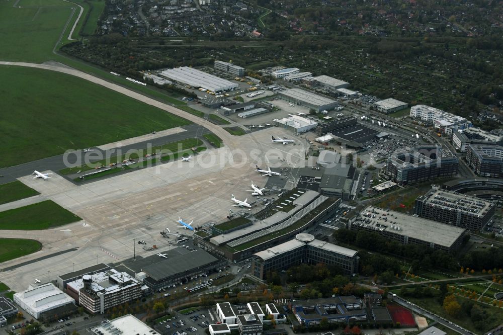 Aerial photograph Bremen - Dispatch building and terminals on the premises of the airport in the district Neuenland in Bremen, Germany