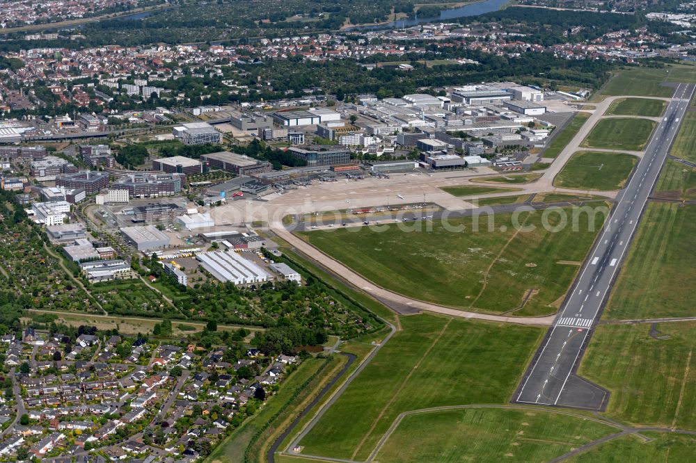 Aerial photograph Bremen - Dispatch building and terminals on the premises of the airport in the district Neuenland in Bremen, Germany