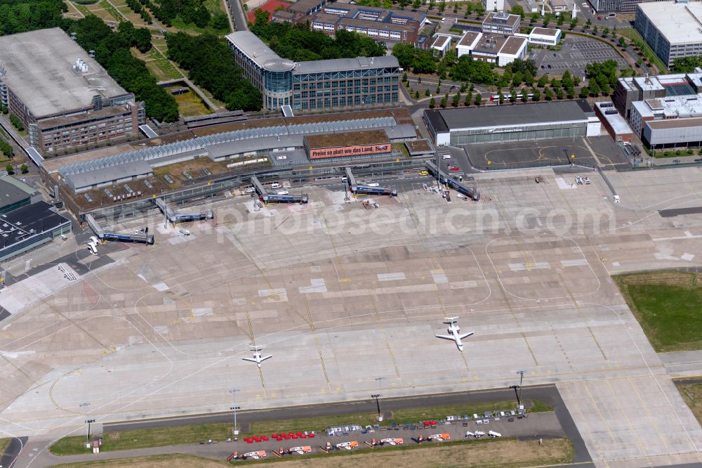 Aerial photograph Bremen - Dispatch building and terminals on the premises of the airport on street Flughafenallee in the district Neuenland in Bremen, Germany