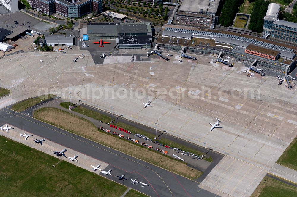 Aerial photograph Bremen - Dispatch building and terminals on the premises of the airport on street Flughafenallee in the district Neuenland in Bremen, Germany