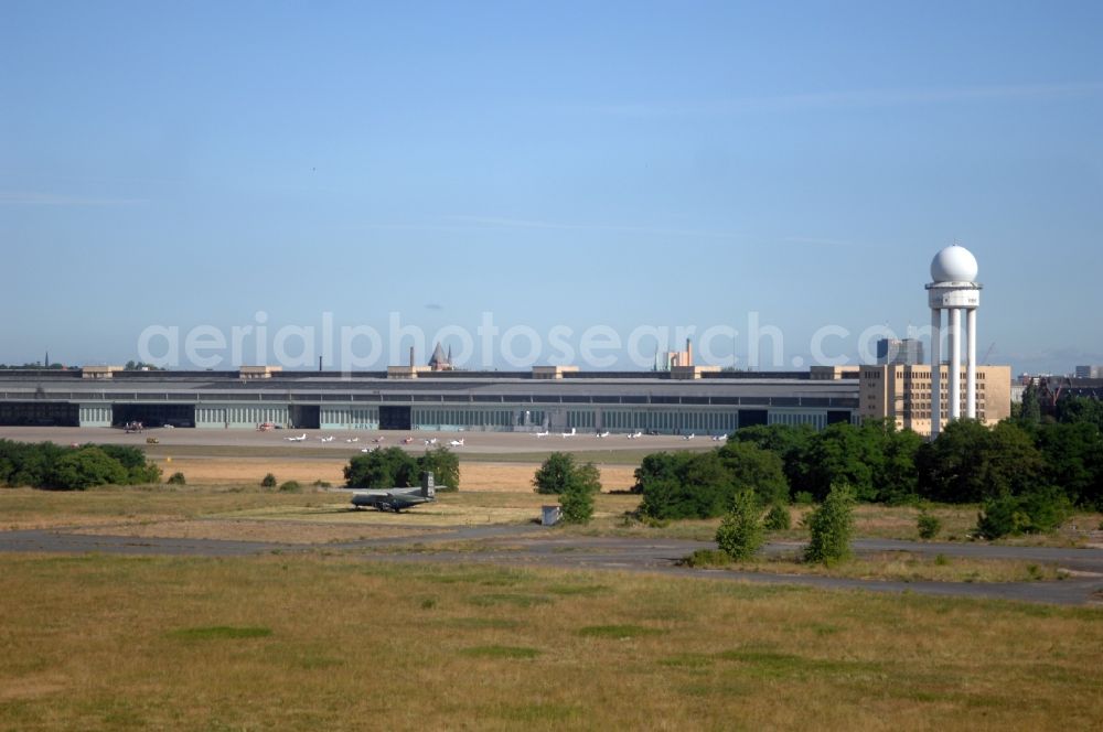 Aerial photograph Berlin - Dispatch building and terminals on the premises of the airport in the district Tempelhof in Berlin, Germany