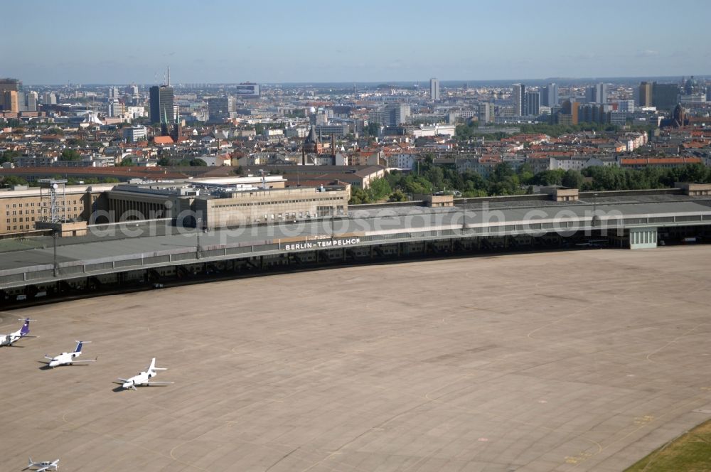 Aerial photograph Berlin - Dispatch building and terminals on the premises of the airport in the district Tempelhof in Berlin, Germany