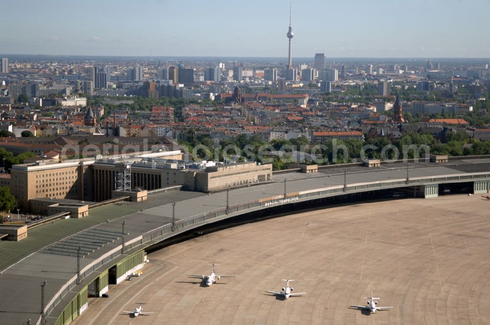 Aerial image Berlin - Dispatch building and terminals on the premises of the airport in the district Tempelhof in Berlin, Germany