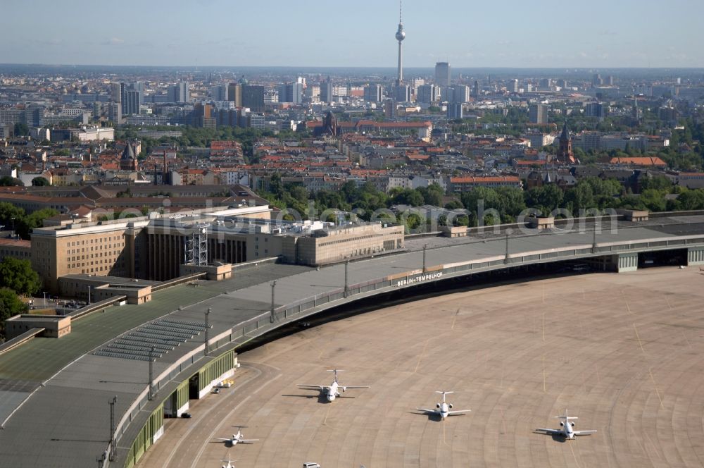 Aerial photograph Berlin - Dispatch building and terminals on the premises of the airport in the district Tempelhof in Berlin, Germany