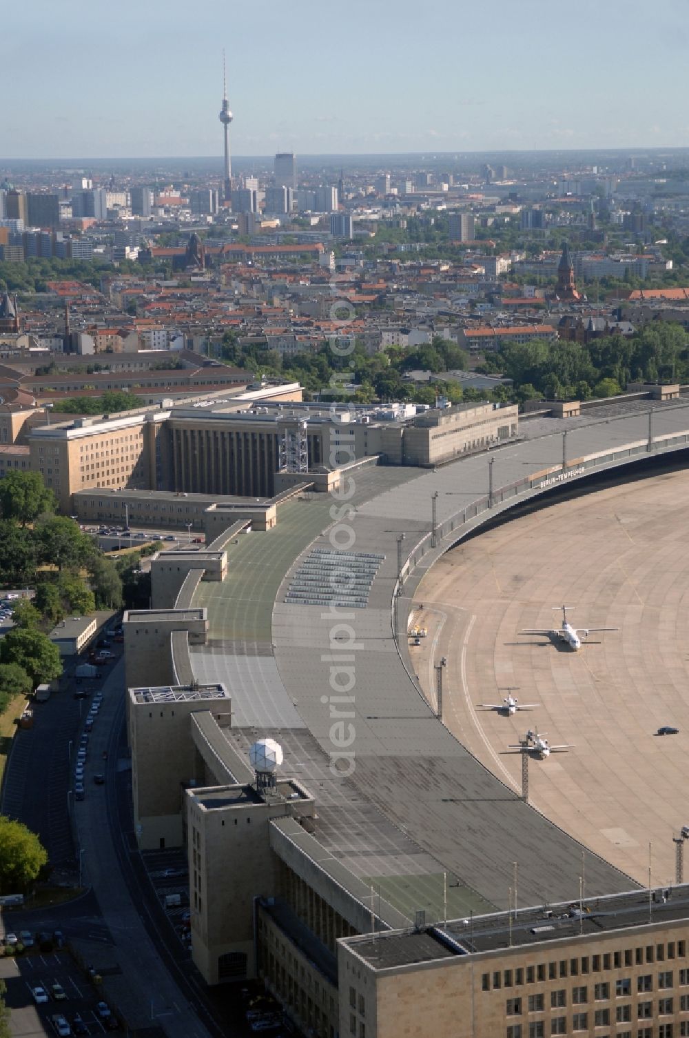 Aerial image Berlin - Dispatch building and terminals on the premises of the airport in the district Tempelhof in Berlin, Germany