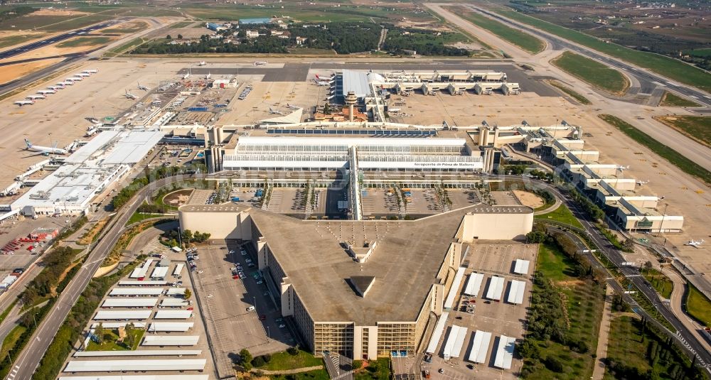 Aerial photograph Palma - Dispatch building and terminals on the premises of the airport Palma de Mallorca in Palma in Islas Baleares, Spain