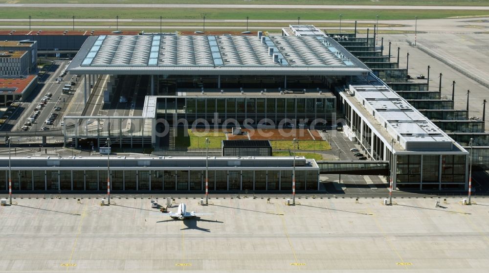 Schönefeld from the bird's eye view: Dispatch building and terminals on the premises of the airport BER in Schoenefeld in the state Brandenburg