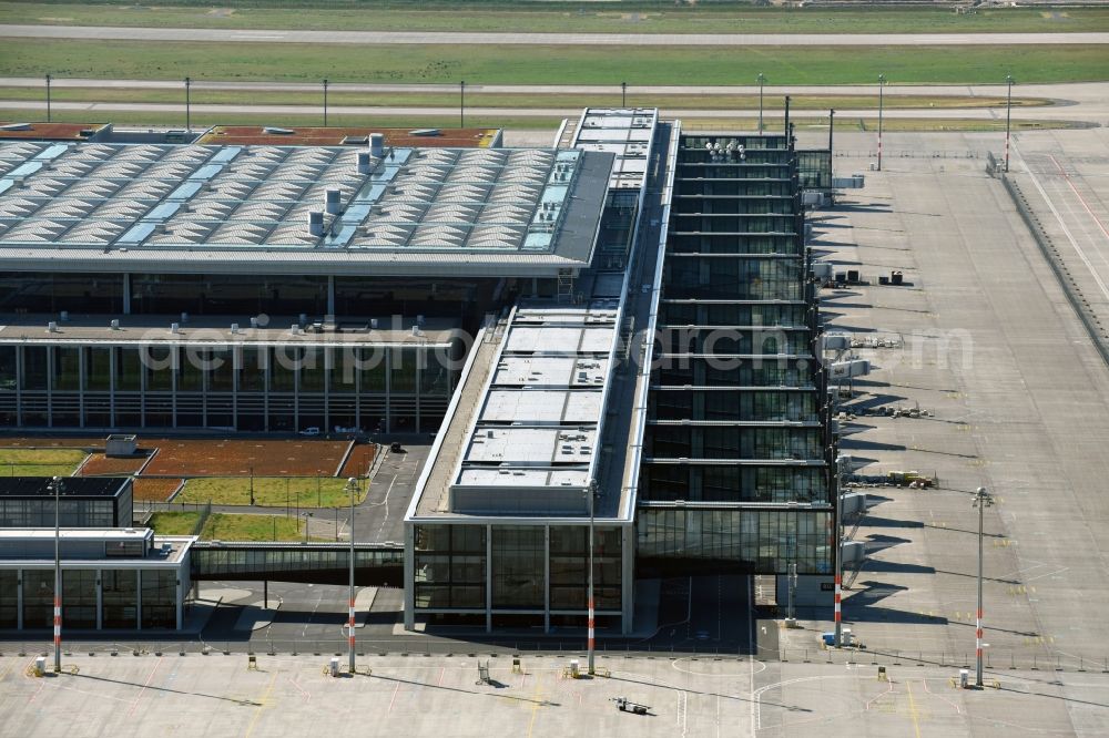 Aerial photograph Schönefeld - Dispatch building and terminals on the premises of the airport BER in Schoenefeld in the state Brandenburg