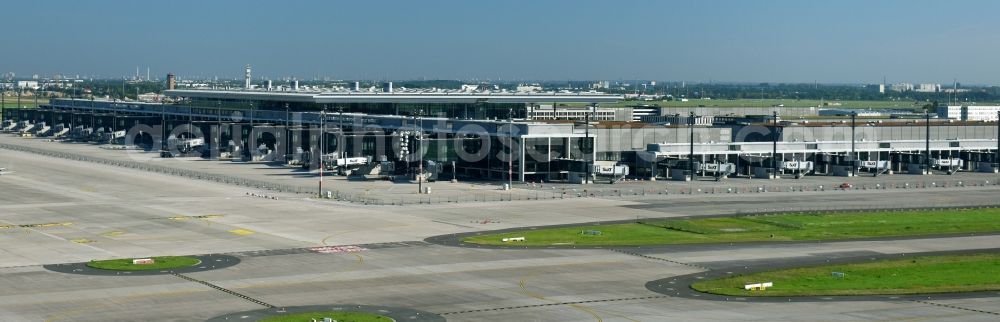 Schönefeld from the bird's eye view: Dispatch building and terminals on the premises of the airport BER in Schoenefeld in the state Brandenburg