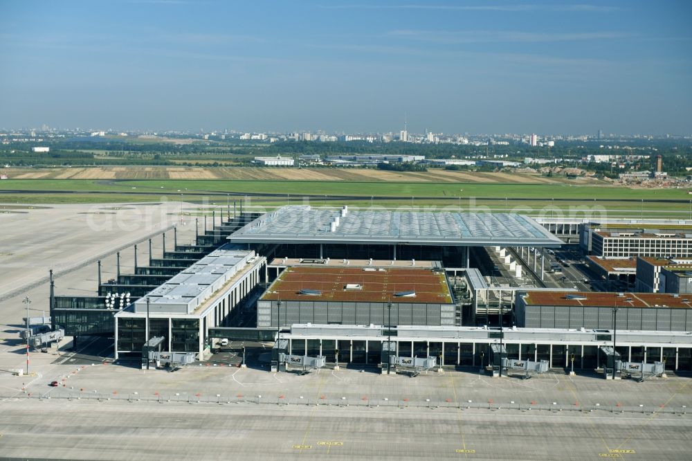 Schönefeld from the bird's eye view: Dispatch building and terminals on the premises of the airport BER in Schoenefeld in the state Brandenburg