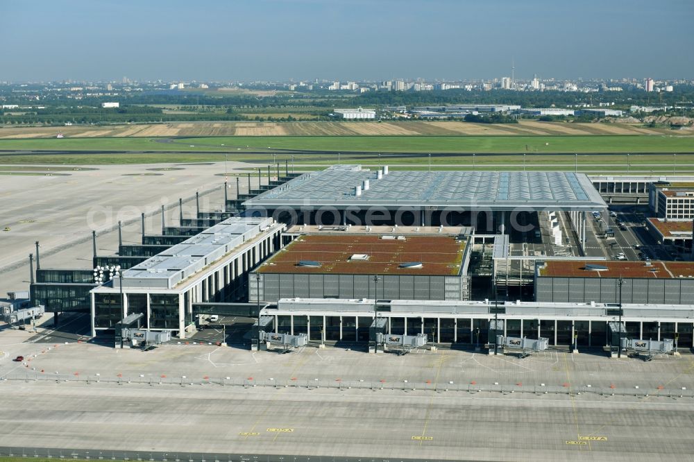 Schönefeld from the bird's eye view: Dispatch building and terminals on the premises of the airport BER in Schoenefeld in the state Brandenburg