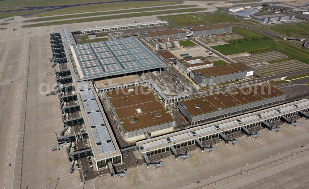 Aerial photograph Schönefeld - Dispatch building and terminals on the premises of the airport BER in Schoenefeld in the state Brandenburg