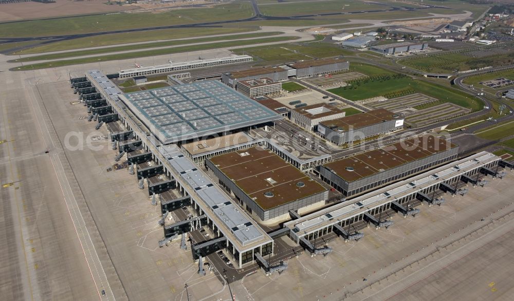 Schönefeld from the bird's eye view: Dispatch building and terminals on the premises of the airport BER in Schoenefeld in the state Brandenburg