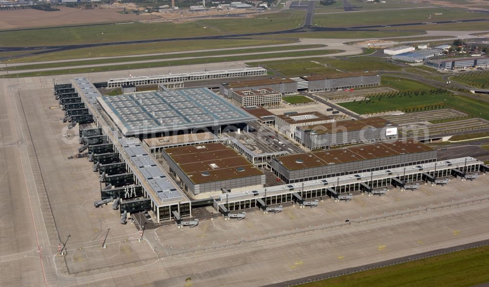 Aerial photograph Schönefeld - Dispatch building and terminals on the premises of the airport BER in Schoenefeld in the state Brandenburg