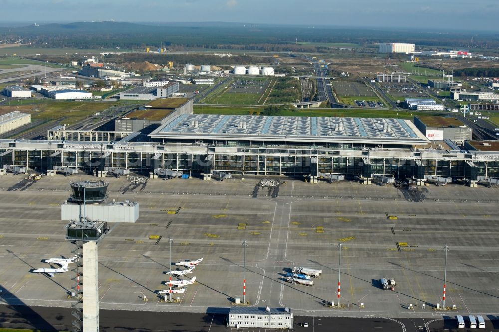 Schönefeld from the bird's eye view: Dispatch building and terminals on the premises of the airport BER in Schoenefeld in the state Brandenburg